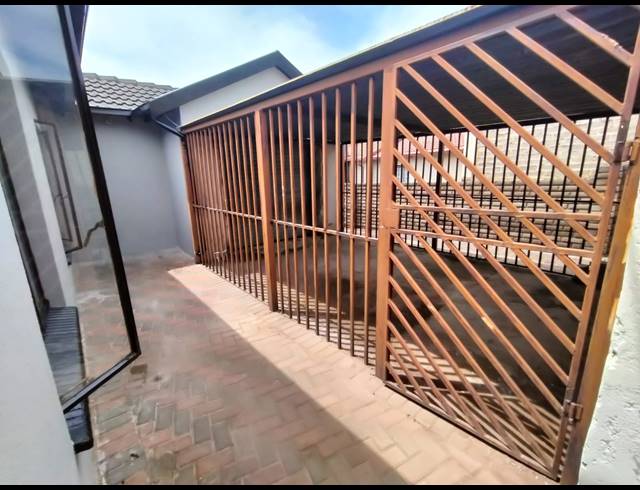 3 BEDROOM FREEHOLD FOR SALE IN DANVILLE